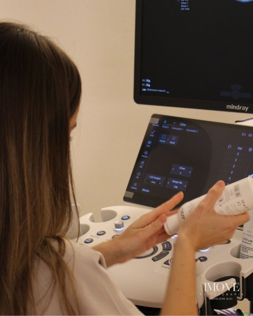 Fisioterapeuta haciendo una ecografía de suelo pélvico