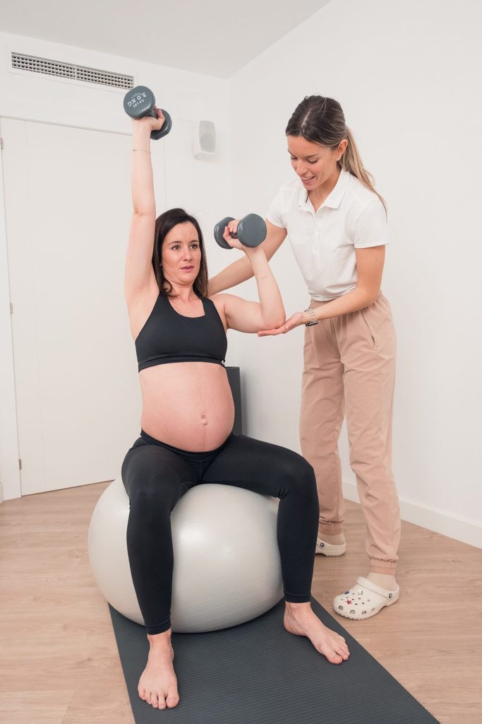 Silvia Luna enseñando cómo hacer ejercicio durante el embarazo a una paciente de IMOVE fisioterapia